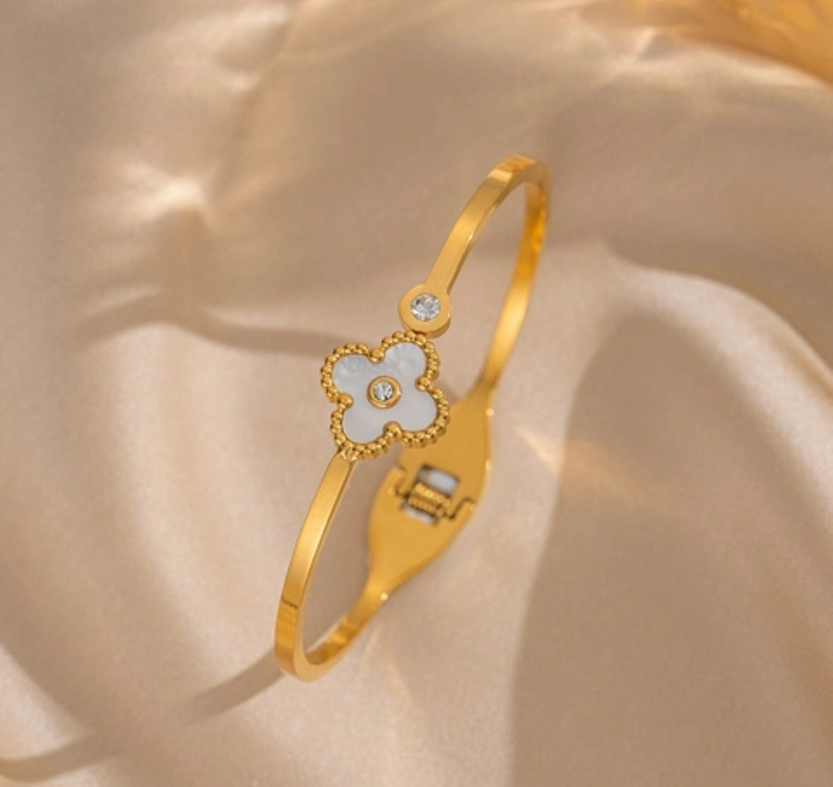 Flora bangle in black