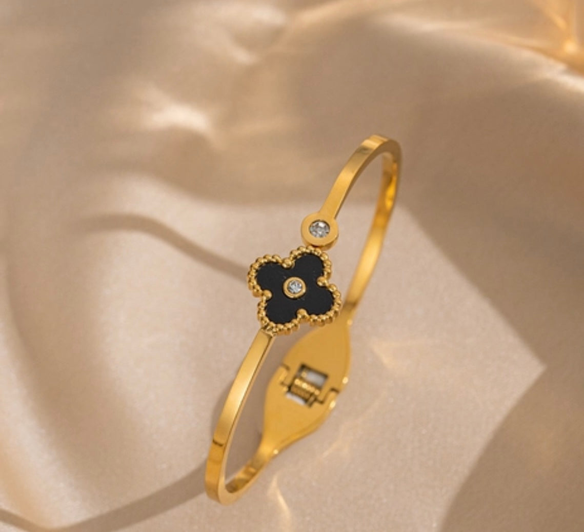 Flora bangle in black