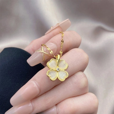 Four leaf clover pendant necklace